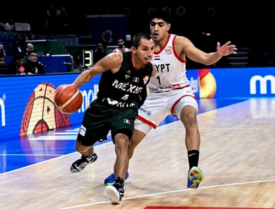 (230829) -- MANILA, Aug. 29, 2023 -- Mexico s Paul Stoll (L) breaks through during the Group D match between Egypt and Mexico at the 2023 FIBA World Cup in Manila, the Philippines, Aug. 29, 2023. ) (SP)PHILIPPINES-MANILA-BASKETBALL-FIBA WORLD CUP-GROUP D-EGY VS MEX HexChangshan 