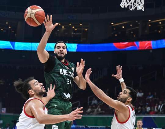 (230829) -- MANILA, Aug. 29, 2023 -- Mexico s Joshua Ibarra (C) passes the ball during the Group D match between Egypt and Mexico at the 2023 FIBA World Cup in Manila, the Philippines, Aug. 29, 2023. ) (SP)PHILIPPINES-MANILA-BASKETBALL-FIBA WORLD CUP-GROUP D-EGY VS MEX HexChangshan 