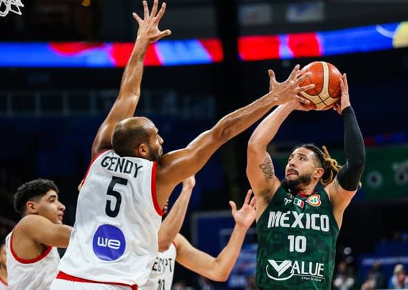 (230829) -- MANILA, Aug. 29, 2023 -- Mexico s Gabriel Giron Villareal (R) competes against Egypt s Amr El Gendy (C) during the Group D match between Egypt and Mexico at the 2023 FIBA World Cup in Manila, the Philippines, Aug. 29, 2023. ) (SP)PHILIPPINES-MANILA-BASKETBALL-FIBA WORLD CUP-GROUP D-EGY VS MEX RouellexUmali 