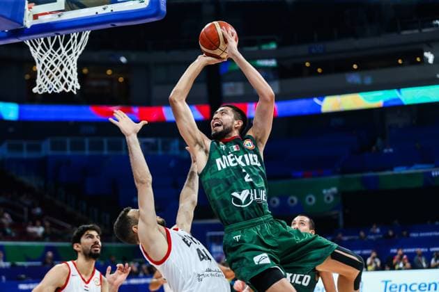 (230829) -- MANILA, Aug. 29, 2023 -- Mexico s Gael Bonilla Silva (top) shoots during the Group D match between Egypt and Mexico at the 2023 FIBA World Cup in Manila, the Philippines, Aug. 29, 2023. ) (SP)PHILIPPINES-MANILA-BASKETBALL-FIBA WORLD CUP-GROUP D-EGY VS MEX RouellexUmali 