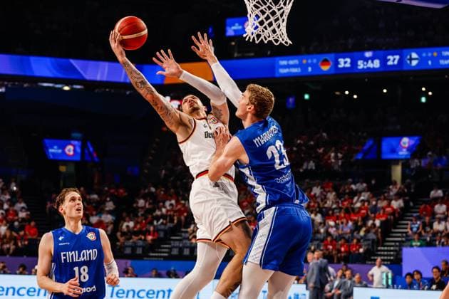 29.08.2023, FIBA Basketball Worldcup, Okinawa (Japan), Deutschland - Finnland, Spieltag 3, Gruppe E. Daniel Theis (GER, No10), Lauri Markkanen (FIN, No23)