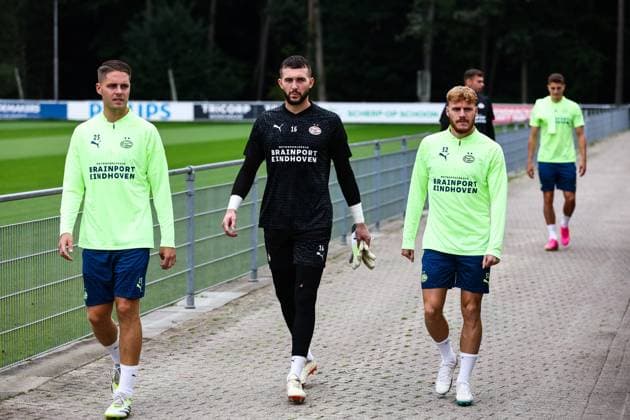 EINDHOVEN - (lr) Joey Veerman, PSV Eindhoven goalkeeper Joel Drommel, Yorbe Vertessen in action during training leading up to the second and final play-off Champions League match between PSV and the Scottish Rangers FC. VINCENT JANNINK xVIxANPxSportx xxANPxIVx 476647395 originalFilename: 476647395.jpg