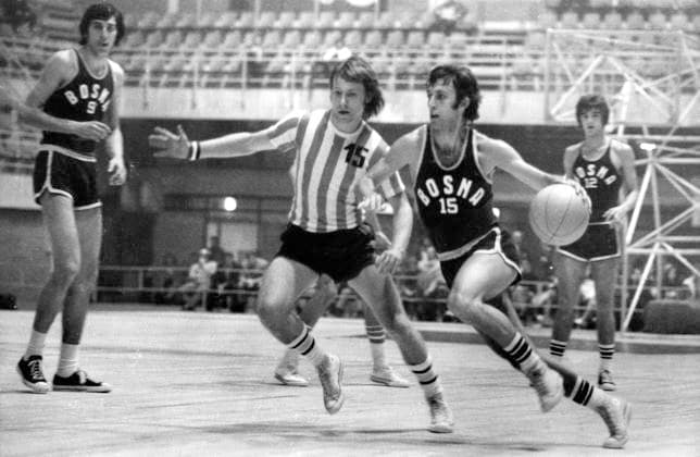 Archivbilder der Woche SPORT KW35 CRVENA ZVEZDA vs BOSNA SVETISLAV PESIC, RATKO RADOVANOVIC and MIRZA DELIBASIC, basketball players of Bosna and ZORAN SLAVNIC of Crvena zvezda, Red Star, at match of Yugoslav Cup, at arena Pionir. Belgrade, 21.10.1973. Foto: Tomislav Mihajlovic MN Press BASKETBALL, CRVENA ZVEZDA, RED STAR, BOSNA Belgrade Hala Pionir Serbia Yugoslavia Copyright: xMNxPressx