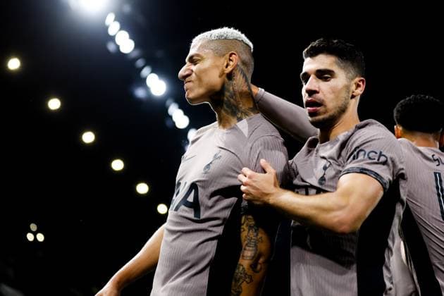 Sport Bilder des Tages Mandatory Credit: Photo by Andrew Fosker Shutterstock (14071879x) Richarlison of Tottenham heads the equalising goal & celebrates with Manor Solomon of Tottenham Fulham v Tottenham Hotspur, EFL Carabao Cup, Second Round, Football, Craven Cottage, London, UK - 29 Aug 2023 EDITORIAL USE ONLY No use with unauthorised audio, video, data, fixture lists, club league logos or live services. Online in-match use limited to 120 images, no video emulation. No use in betting, games or single club league player publications. Fulham v Tottenham Hotspur, EFL Carabao Cup, Second Round, Football, Craven Cottage, London, UK - 29 Aug 2023 EDITORIAL USE ONLY No use with unauthorised audio, video, data, fixture lists, club league logos or live services. Online in-match use limited to 120 images, no video emulation. No use in betting, games or single club league player publications.  Copyright: xAndrewxFosker Shutterstockx 14071879x