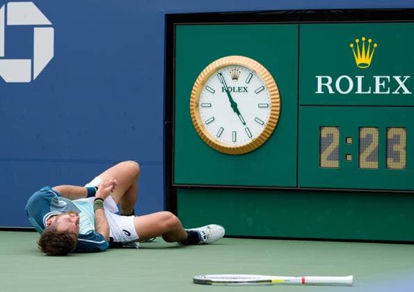 Bilder des Jahres 2023, Sport 08 August Sport Bilder des Tages Mandatory Credit: Photo by Dave Shopland Shutterstock (14071858ca) Corentin Moutet From france takes a tumble during his 1st round match against Andy Murray US Open Championships 2023, Day Two, USTA National Tennis Center, Flushing Meadows, New York, USA - 29 Aug 2023 US Open Championships 2023, Day Two, USTA National Tennis Center, Flushing Meadows, New York, USA - 29 Aug 2023  Copyright: xDavexShopland Shutterstockx 14071858ca