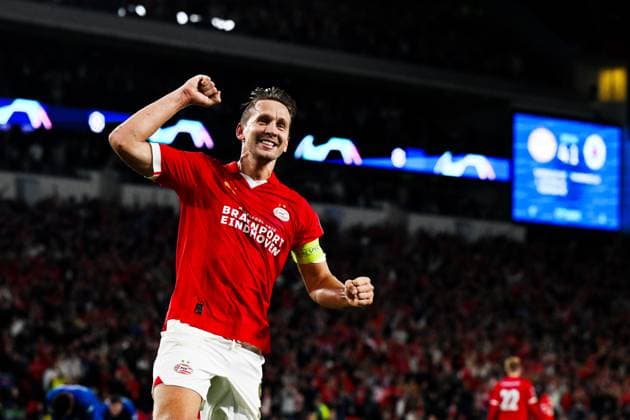 EINDHOVEN - Luuk de Jong of PSV Eindhoven celebrates the 5-1 during the UEFA Champions League play-off match between PSV Eindhoven and Rangers FC at Phillips stadium on August 30, 2023 in Eindhoven, Netherlands. ANP OLAF KRAAK UEFA Champions League Play-offs, 2nd leg 2023 2024 xVIxANPxSportx xxANPxIVx 476761676 originalFilename: 476761676.jpg