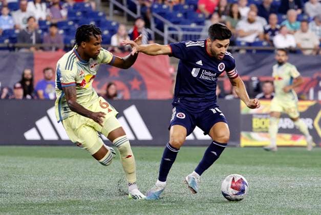FOXBOROUGH, MA - AUGUST 30: New England Revolution forward Carles Gil (10) fends off New York Red Bulls defender Kyle Duncan (6) during a match between the New England Revolution and the New York Red Bulls on August 30, 2023, at Gillette Stadium in Foxborough, Massachusetts. (Photo by Fred Kfoury III Icon Sportswire) SOCCER: AUG 30 MLS, Fussball Herren, USA - New England Revolution vs New York Red Bulls EDITORIAL USE ONLY Icon482230830002