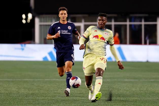 FOXBOROUGH, MA - AUGUST 30: New York Red Bulls defender Hassan Ndam (98) plays the ball from New England Revolution forward Giacomo Vrioni (9) during a match between the New England Revolution and the New York Red Bulls on August 30, 2023, at Gillette Stadium in Foxborough, Massachusetts. (Photo by Fred Kfoury III Icon Sportswire) SOCCER: AUG 30 MLS, Fussball Herren, USA - New England Revolution vs New York Red Bulls EDITORIAL USE ONLY Icon482230830006