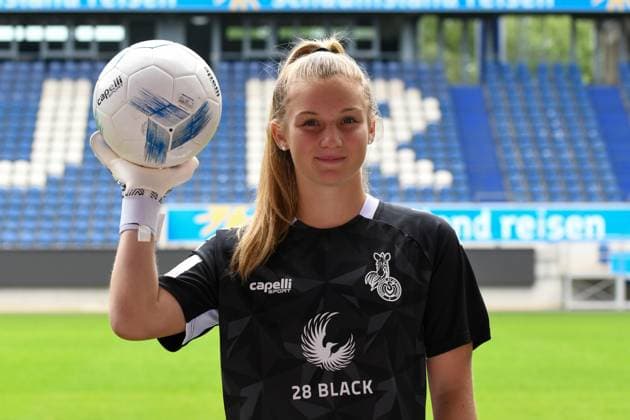 Torhueterin Jill Frehse ( MSV Duisburg Frauen ) mit Ball in der Hand. GER, Fussball, MSV Duisburg Frauen Teampraesentation Saison 2023 24, 28.08.2023 DFL DFB REGULATIONS PROHIBIT ANY USE OF PHOTOGRAPHS AS IMAGE SEQUENCES AND OR QUASI-VIDEO GER, Fussball, MSV Duisburg Frauen Teampraesentation Saison 2023 24, 28.08.2023 Duisburg Copyright: xEibner-Pressefoto ThomasxThienelx EP_TTL