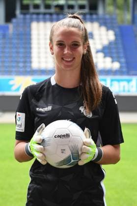 Torhueterin Ena Mahmutovic ( MSV Duisburg Frauen ) mit Ball in der Hand. GER, Fussball, MSV Duisburg Frauen Teampraesentation Saison 2023 24, 28.08.2023 DFL DFB REGULATIONS PROHIBIT ANY USE OF PHOTOGRAPHS AS IMAGE SEQUENCES AND OR QUASI-VIDEO GER, Fussball, MSV Duisburg Frauen Teampraesentation Saison 2023 24, 28.08.2023 Duisburg Copyright: xEibner-Pressefoto ThomasxThienelx EP_TTL