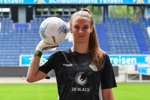 Torhueterin Ena Mahmutovic ( MSV Duisburg Frauen ) mit Ball in der Hand. GER, Fussball, MSV Duisburg Frauen Teampraesentation Saison 2023 24, 28.08.2023 DFL DFB REGULATIONS PROHIBIT ANY USE OF PHOTOGRAPHS AS IMAGE SEQUENCES AND OR QUASI-VIDEO GER, Fussball, MSV Duisburg Frauen Teampraesentation Saison 2023 24, 28.08.2023 Duisburg Copyright: xEibner-Pressefoto ThomasxThienelx EP_TTL