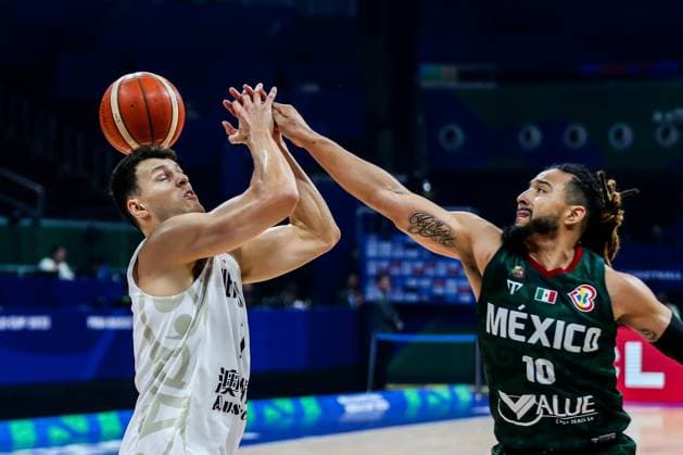 Sport Bilder des Tages Basketball, WM, Mexiko - Neuseeland (230831) -- MANILA, Aug. 31, 2023 -- Yannick Wetzell of New Zealand (L) competes against Gabriel Giron Villareal of Mexico during the classification round 17-32 match between Mexico and New Zealand at the 2023 FIBA World Cup in Manila, the Philippines, on Aug. 31, 2023. ) (SP)THE PHILIPPINES-MANILA-BASKETBALL-FIBA WORLD CUP-CLASSIFICATION ROUND-MEX VS NZL RouellexUmali 