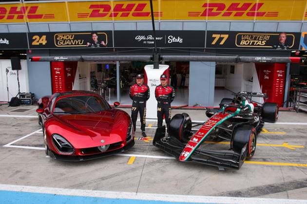 Formel 1, GP Italien in Monza - Alfa Romeo Stralade 33 Präsentation BOTTAS Valtteri (fin), Alfa Romeo F1 Team Stake C43, portrait ZHOU Guanyu (chi), Alfa Romeo F1 Team Stake C43, portrait Alfa Romeo F1 Team Stake, ambiance Alfa Romeo Stralade 33 during the 2023 Formula 1 Pirelli Grand Premio d™Italia Grand Prix, 14th round of the 2023 Formula One World Championship, WM, Weltmeisterschaft from September 1 to 3, 2023 on the Autodromo Nazionale di Monza, in Monza, Italy - F1 - ITALIAN GRAND PRIX 2023 DPPI Panoramic 00123032_EAR36487