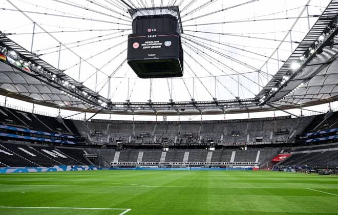 31.08.2023, xpsx, Fussball UEFA Conference League Quali, Eintracht Frankfurt - Levski Sofia v.l. Unterrang Verbot Fans Zuschauer Frankfurt Stehkurve Stehplatz Banner Plakat Wir Kämpfen für das was wir lieben, mit Mentalität und Konsequenz unser ganzes Leben (DFL DFB REGULATIONS PROHIBIT ANY USE OF PHOTOGRAPHS as IMAGE SEQUENCES and or QUASI-VIDEO) emspor Frankfurt