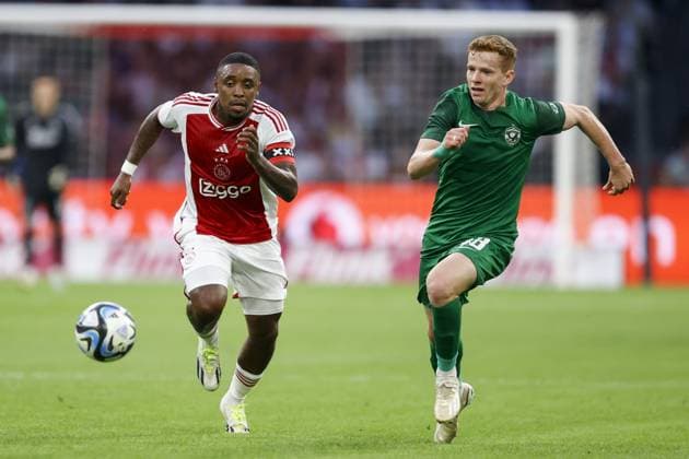 AMSTERDAM , 31-08-2023 , Johan Cruijff Arena , UEFA Europa League season 2023 2024 , Play-offs 2nd leg , match between Ajax and Ludogorets , (L-R) Ajax player Steven Bergwijn, Ludogorets Razgrad player Aslak Witry Ajax - Ludogorets  x22143944x Copyright: