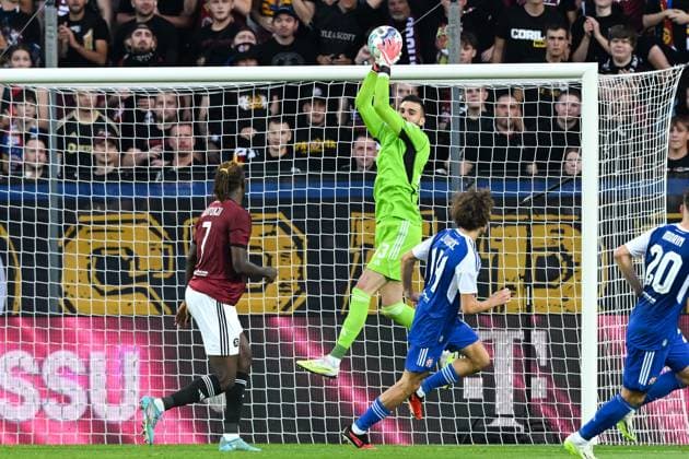 Sparta Praha v Dinamo Zagreb - UEFA Europa League Play Off Round: Second Leg Goalkeeper of Dinamo Zagreb Ivan Nevistic jumping for a ball during the UEFA Europa League Play Off Round Second Leg match between Sparta Praha and Dinamo Zagreb at Letna Stadium on August 31, 2023 in Prague, Czech Republic. MarkoxLukunic PIXSELL