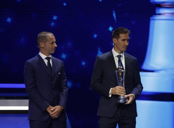 Fußball, UEFA Awards in Monaco - Miroslav Klose mit dem President s Award ausgezeichnet during the Uefa Champions League Draw ceremony, on 31 August 2023 at Grimaldi Forum, Monaco . Photo Nderim KACELI  Copyright: xNderimxKaceli IPAxSportx xipa-agx xx 0 IPA_IPA39973891