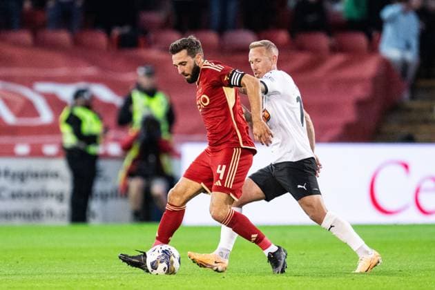 230831 Aberdeens Graeme Shinnie och Häckens Mikkel Rygaard Jensen during the UEFA Europa League play-off between Aberdeen and Häcken on August 31, 2023 in Aberdeen. Photo: Daniel Stiller BILDBYRAN kod DS DS0328 fotboll football soccer fotball uefa europa league aberdeen häcken bbeng bbauto Copyright: DANIELxSTILLER BB230831DS017