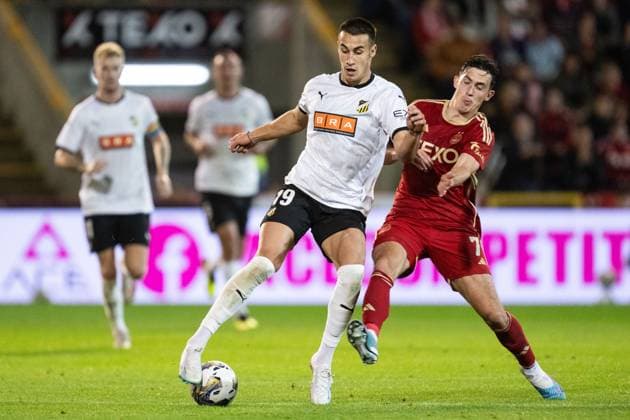 230831 Häckens Srdjan Hrstic and Aberdeens Jamie McGrath during the UEFA Europa League play-off between Aberdeen and Häcken on August 31, 2023 in Aberdeen. Photo: Daniel Stiller BILDBYRAN kod DS DS0328 fotboll football soccer fotball uefa europa league aberdeen häcken bbeng bbauto Copyright: DANIELxSTILLER BB230831DS040