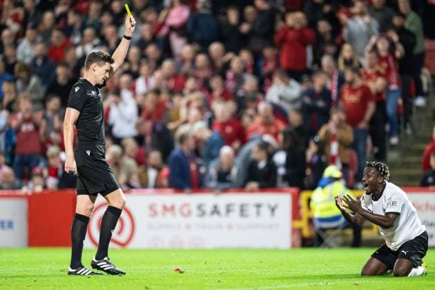 230831 Häckens Ibrahim Sadiq reacts to receiving a yellow card from Referee Daniel Siebert during the UEFA Europa League play-off between Aberdeen and Häcken on August 31, 2023 in Aberdeen. Photo: Daniel Stiller BILDBYRAN kod DS DS0328 fotboll football soccer fotball uefa europa league aberdeen häcken bbeng bbauto Copyright: DANIELxSTILLER BB230831DS045
