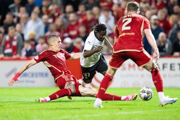 230831 Aberdeens Slobodan Rubezic and Häckens Ibrahim Sadiq during the UEFA Europa League play-off between Aberdeen and Häcken on August 31, 2023 in Aberdeen. Photo: Daniel Stiller BILDBYRAN kod DS DS0328 fotboll football soccer fotball uefa europa league aberdeen häcken bbeng bbauto Copyright: DANIELxSTILLER BB230831DS046