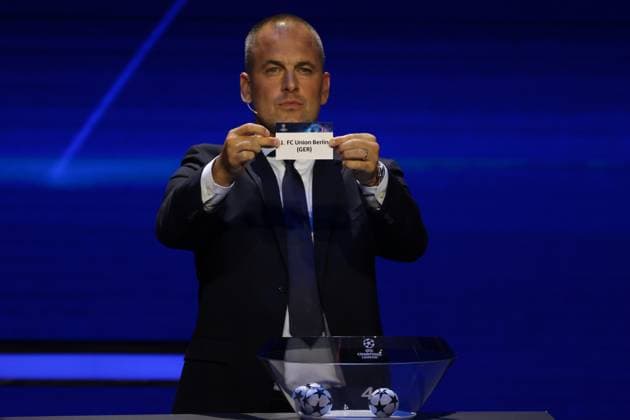 Sport Bilder des Tages Monte Carlo, Monaco, 31st August 2023. Former England, Chelsea and West Ham player Joe Cole pulls out FC Union Berlin from the pot during the draw of the UEFA European Club Football Season Kick Off - Monaco. Picture date: 31st August 2023. Picture credit should read: Jonathan Moscrop Sportimage EDITORIAL USE ONLY. No use with unauthorised audio, video, data, fixture lists, club league logos or live services. Online in-match use limited to 120 images, no video emulation. No use in betting, games or single club league player publications. SPI-2544-0065
