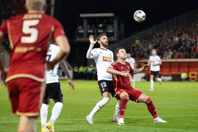 230831 Simon Sandberg of Häcken and James McGarry of Aberdeen during the UEFA Europa League play-off between Aberdeen and Häcken on August 31, 2023 in Aberdeen. Photo: Daniel Stiller BILDBYRAN kod DS DS0328 fotboll football soccer fotball uefa europa league aberdeen häcken bbeng Copyright: DANIELxSTILLER BB230831DS064