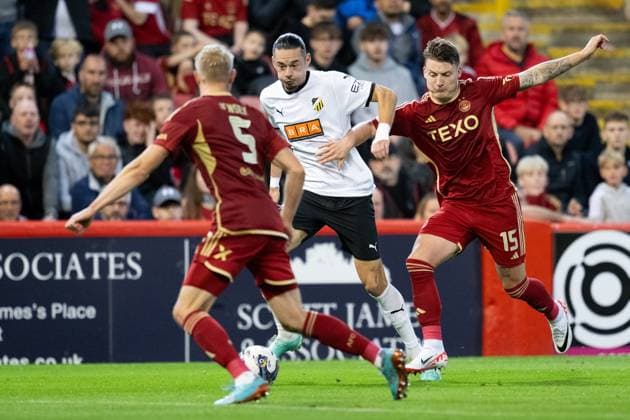 230831 Amor Layouni of Häcken and James McGarry of Aberdeen during the UEFA Europa League play-off between Aberdeen and Häcken on August 31, 2023 in Aberdeen. Photo: Daniel Stiller BILDBYRAN kod DS DS0328 fotboll football soccer fotball uefa europa league aberdeen häcken bbeng Copyright: DANIELxSTILLER BB230831DS075