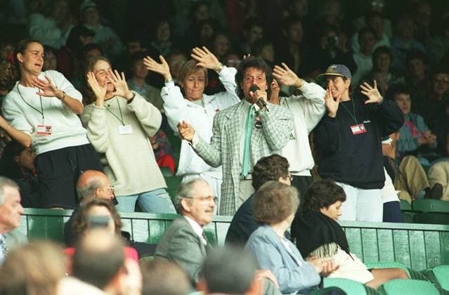 Archivbilder der Woche SPORT KW35 Sir CLIFF RICHARD British Pop Singer (Entertaining the crowd on the Centre Court during a stop for rain at the 1996 Wimbledon Tennis Championships) COMPULSORY CREDIT: UPPA Photoshot Photo UGL 011733 C-13 03.07.1996 Sir CLIFF RICHARD British Pop Singer (Entertaining the crowd on the Centre Court during a stop for rain at the 1996 Wimbledon Tennis Championships) COMPULSORY CREDIT: Talking Photoshot Photo UGL 011733 C-13 03.07.1996, Credit:Photoshot Avalon United Kingdom  Copyright: xPhotoshotx xAvalonx 0501973962