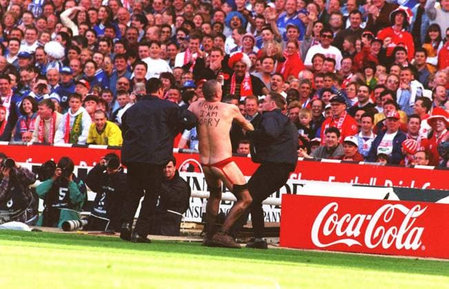 Archivbilder der Woche SPORT KW35 STREAKER AT WEMBLEY A streaker is arrested on the pitch at Wembley Stadium during the 1997 Coca Cola Cup Final, Leicester City v Middlesbrough COMPULSORY CREDIT: UPPA Photoshot Photo UGL 012941 H-34 06.04.1997 STREAKER AT WEMBLEY A streaker is arrested on the pitch at Wembley Stadium during the 1997 Coca Cola Cup Final, Leicester City v Middlesbrough COMPULSORY CREDIT: Talking Photoshot Photo UGL 012941 H-34 06.04.1997, Credit:Photoshot Avalon United Kingdom  Copyright: xPhotoshotx xAvalonx 0502044109