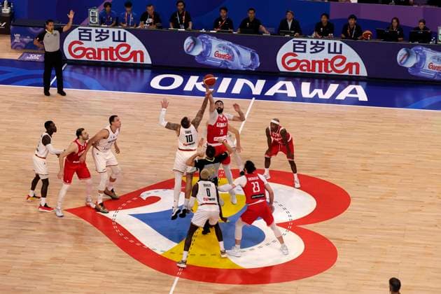 01.09.2023, FIBA Basketball Worldcup, Okinawa (Japan), Deutschland - Georgien, Spieltag 4, Gruppe K. Tip off, Daniel Theis (GER, No10), Goga Bitadze (GEO, No35) Okinawa Okinawa Arena Okinawa Japan