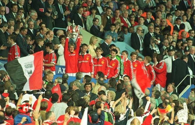Archivbilder der Woche SPORT KW35 MANCHESTER UTD FANS At Wembley Stadium for the 1999 FA Cup Final. COMPULSORY CREDIT: UPPA Photoshot Photo UGL 016188 K-07 22.05.1999 MANCHESTER UTD FANS At Wembley Stadium for the 1999 FA Cup Final. COMPULSORY CREDIT: Talking Photoshot Photo UGL 016188 K-07 22.05.1999, Credit:Photoshot Avalon United Kingdom  Copyright: xPhotoshotx xAvalonx 0502185393
