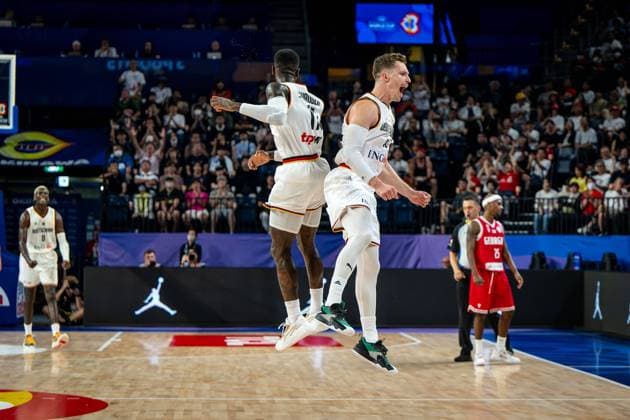 Basketball Okinawa 01.09.2023 FIBA Basketball World Cup 2023 Weltmeisterschaft der Männer Runde 2 Deutschland (GER) - Georgien (GEO) Andreas Obst (Deutschland, No.42) Dennis Schröder Schroeder (Deutschland, No.17) Schröder Schroder Jubel