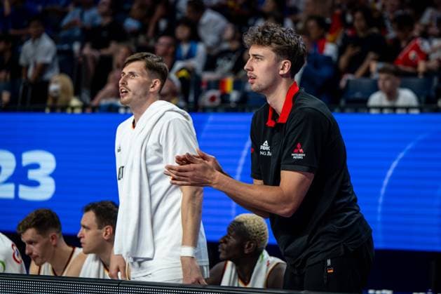 Basketball Okinawa 01.09.2023 FIBA Basketball World Cup 2023 Weltmeisterschaft der Männer Runde 2 Deutschland (GER) - Georgien (GEO) Franz Wagner (Deutschland, No.09) re. David Krämer (Deutschland, No.44) Kraemer Kramer Jubel