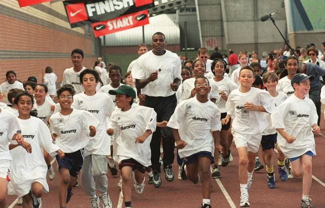 CARL LEWIS Retired American Athlete Former Olympic Gold Medallist Sprinter Seen coaching children at the Westway Sports Centre, prior to the opening of the new Niketown sports store. COMPULSORY CREDIT: UPPA Photoshot Photo UHY 016364 A-09 13.07 CARL LEWIS Retired American Athlete Former Olympic Gold Medallist Sprinter Seen coaching children at the Westway Sports Centre, prior to the opening of the new Niketown sports store. COMPULSORY CREDIT: Talking Photoshot Photo UHY 016364 A-09 13.07.1999, Credit:Photoshot Avalon United Kingdom  Copyright: xPhotoshotx xAvalonx 0502364353