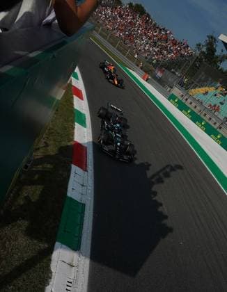 FORMULA 1 PIRELLI GRAN PREMIO D ITALIA 2023 01.09.2023, Autodromo Nazionale di Monza, Monza, FORMULA 1 PIRELLI GRAN PREMIO D ITALIA 2023 ,im Bild George Russell (GBR), Mercedes-AMG Petronas Formula One Team, Sergio Perez (MEX), Oracle Red Bull Racing