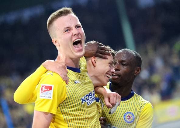 Sport Bilder des Tages Braunschweig vs. St. Pauli, 2. BL Braunschweig, 01.09.2023, FUßBALL - Eintracht Braunschweig vs. FC St. Pauli, 2. BL, Saison 2023 24. Thorr Johann Helgason (Eintracht Braunschweig) jubelt mit Robert Ivanov (Eintracht Braunschweig), Anthony Ujah (Eintracht Braunschweig) nach seinem Tor zum 1:1 Braunschweig *** Braunschweig vs St Pauli, 2 BL Braunschweig, 01 09 2023, FOOTBALL Eintracht Braunschweig vs FC St Pauli, 2 BL, season 2023 24 Thorr Johann Helgason Eintracht Braunschweig cheers with Robert Ivanov Eintracht Braunschweig , Anthony Ujah Eintracht Braunschweig after his goal to 1 1 Braunschweig