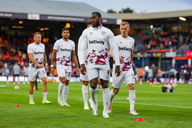 Luton Town v West Ham United Premier League 01 09 2023. Michail Antonio (9) of West Ham United warms up during the Premier League match between Luton Town and West Ham United at Kenilworth Road, Luton, England on 1 September 2023. Editorial use only DataCo restrictions apply See www.football-dataco.com , Copyright: xNigelxKeenex PSI-17963-0031