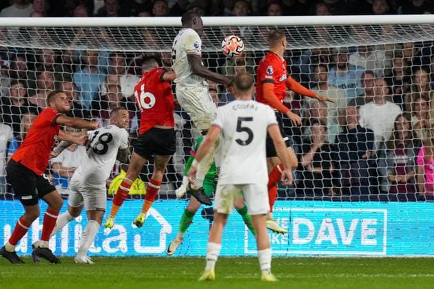 Kurt Zouma (4) of West Ham United scores his team™s second goal during the Premier League match between Luton Town and West Ham United at Kenilworth Road, Luton, England on 1 September 2023. Copyright: xDavidxHornx PMI-5742-0129