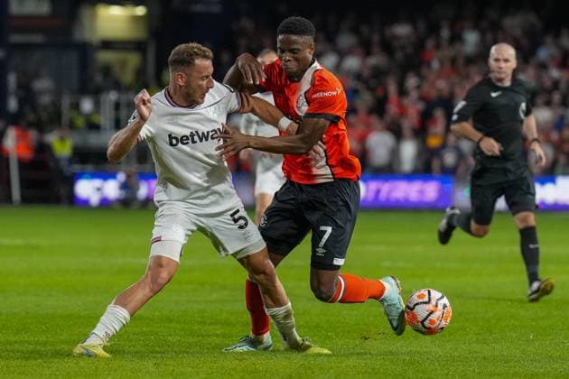 Vladimir Coufal (5) of West Ham United and Chiedozie Ogbene (7) of Luton Town during the Premier League match between Luton Town and West Ham United at Kenilworth Road, Luton, England on 1 September 2023. Copyright: xDavidxHornx PMI-5742-0136