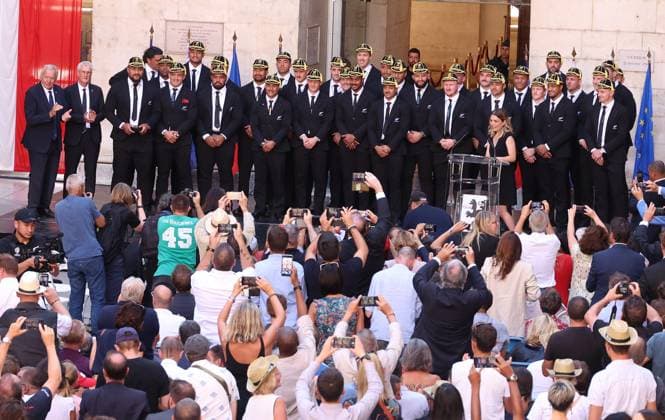Sport Bilder des Tages le 1 09 .2023 Présentation des ALL Blacks à la mairie de Lyon PHOTOPQR LE PROGRES Richard MOUILLAUD - Lyon 01 09 2023 - le 1 09 .2023 Présentation des ALL Blacks à la mairie de Lyon -Présentation des ALL Blacks à la mairie de Lyon dans la cour de l hotel de ville et séance d autographes à la sortie de la cérémonie Lyon 01 09 2023 - 01 09 2023 Presentation of the ALL Blacks at the town hall of Lyon - Presentation of the ALL Blacks at the town hall of Lyon in the courtyard of the town hall and autograph session at the exit of the ceremony Lyon Rhône Rhône-Alpes France  Copyright: xPHOTOPQR LExPROGRES MAXPPPxRichardxMOUILLAUDx 20230901LPL0603 20230901LPL0603