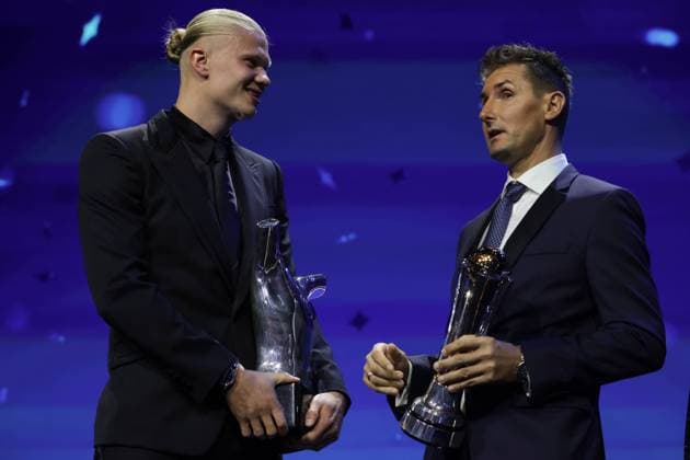 Bilder des Jahres 2023, Sport 08 August Monte Carlo, Monaco, 31st August 2023. UEFA Mens Player of the Year Erling Brut Haaland of Manchester City and Norway and UEFA President s Award Winner Miroslav Klose discuss with their awards following the UEFA European Club Football Season Kick Off - Monaco. Picture date: 31st August 2023. Picture credit should read: Jonathan Moscrop Sportimage EDITORIAL USE ONLY. No use with unauthorised audio, video, data, fixture lists, club league logos or live services. Online in-match use limited to 120 images, no video emulation. No use in betting, games or single club league player publications. SPI-2544-0119