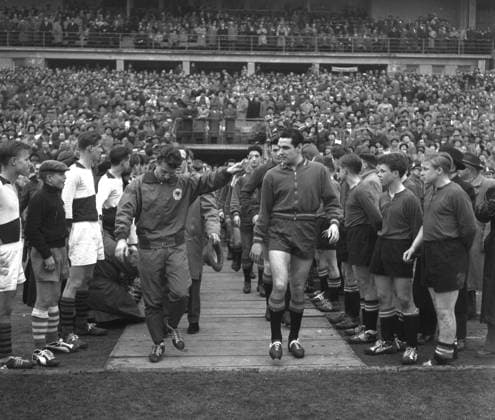 Archivbilder der Woche SPORT KW35 Fußball-Länderspiel: BRD Deutschland - Spanien 2:0 am 19.03.1958 in Frankfurt Main. Einmarsch der Mannschaften ins Waldstadion. *** Soccer international match FRG Germany Spain 2 0 on 19 03 1958 in Frankfurt Main march of the teams into the forest stadium HM