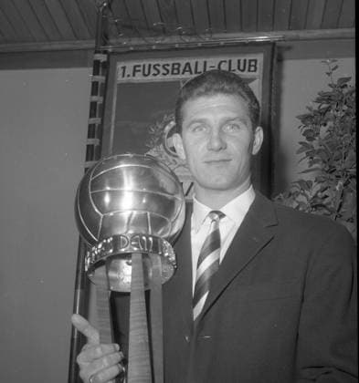 Archivbilder der Woche SPORT KW35 Hans Schäfer (1. FC Köln) als Fußballer des Jahres am 04.10.1963. *** Hans Schäfer 1 FC Cologne as footballer of the year on 04 10 1963 HM