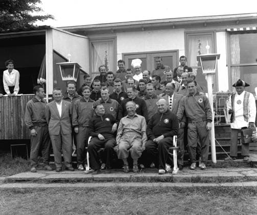 Archivbilder der Woche SPORT KW35 Fußball-Weltmeisterschaft 1958. Im Quartier der Deutschen Nationalmannschaft in Bjärred Aufn. 15.06.1958. Die gesamte Delegation des DFB auf einem Bild. Ganz rechts das RWE - Fanoriginal *** Soccer World Cup 1958 In the quarters of the German national team in Bjärred Aufn 15 06 1958 The entire delegation of the DFB in one picture Far right the RWE fan original HM