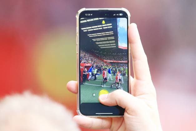 Sport Bilder des Tages Mandatory Credit: Photo by Matt West Shutterstock (14074702bj) A fan films the players enter the pitch on their mobile phone ahead of the game Sheffield United v Everton, Premier League, Football, Bramall Lane, Sheffield, UK - 02 Sep 2023 EDITORIAL USE ONLY No use with unauthorised audio, video, data, fixture lists, club league logos or live services. Online in-match use limited to 120 images, no video emulation. No use in betting, games or single club league player publications. Sheffield United v Everton, Premier League, Football, Bramall Lane, Sheffield, UK - 02 Sep 2023 EDITORIAL USE ONLY No use with unauthorised audio, video, data, fixture lists, club league logos or live services. Online in-match use limited to 120 images, no video emulation. No use in betting, games or single club league player publications.  Copyright: xMattxWest Shutterstockx 14074702bj