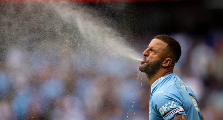 Sport Bilder des Tages Football - FA Premier League - Manchester City FC v Fulham FC MANCHESTER, ENGLAND - Saturday, September 2, 2023: Manchester City s Kyle Walker spits out water before the FA Premier League match between Manchester City FC and Fulham FC at the City of Manchester Stadium. MANCHESTER City of Manchester Stadium GREATER MANCHESTER ENGLAND  Copyright: xDavidxRawcliffex P2023-09-02-Man_City_Fulham-2