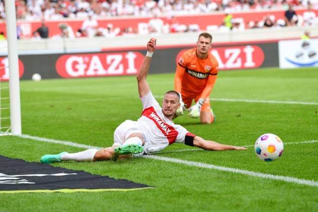 Bilder des Jahres 2023, Sport 09 September Bilder des Jahres 2023, Sport 09 September Sport Bilder des Tages Waldemar Anton (VfB Stuttgart, 2) rettet einen Ball vor dem Toraus, GER, VfB Stuttgart vs. SC Freiburg, Fussball, Herren, Bundesliga, 3. Spieltag, Spielzeit 2023 2024, 02.09.2023, (DFL REGULATIONS PROHIBIT ANY USE OF PHOTOGRAPHS AS IMAGE SEQUENCES AND OR QUASI-VIDEO) GER, VfB Stuttgart vs. SC Freiburg, Sport, Fussball, Herren, Bundesliga, 3. Spieltag, Spielzeit 2023 2024, 02.09.2023, Stuttgart *** Waldemar Anton VfB Stuttgart, 2 saves a ball from going out of the goal GER, VfB Stuttgart vs SC Freiburg, Sports, Football, Men, Bundesliga, 3 Matchday, Season 2023 2024, 02 09 2023, DFL REGULATES PROHIBIT ANY USE OF PHOTOGRAPHS AS IMAGE SEQUENCES AND OR QUASI VIDEO GER, VfB Stuttgart vs SC Freiburg, Sports, Football, Men, Bundesliga, 3 Matchday, Season 2023 2024, 02 09 2023, Stuttgart Copyright: xEibner-Pressefoto SilasxSchuellex EP_SSR