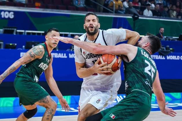 Sport Bilder des Tages (230902) -- MANILA, Sept. 2, 2023 -- Mohammad Hussein (C) of Jordan tries to break through during the classification round 17-32 match between Jordan and Mexico at the 2023 FIBA World Cup in Manila, the Philippines, Sept. 2, 2023. ) (SP)PHILIPPINES-MANILA-BASKETBALL-FIBA WORLD CUP-CLASSIFICATION ROUND-MEX VS JOR RouellexUmali 