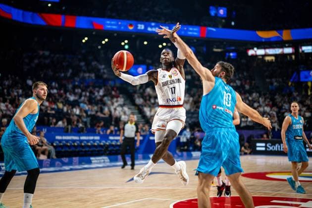 Sport Bilder des Tages Basketball Okinawa 03.09.2023 FIBA Basketball World Cup 2023 Weltmeisterschaft der Männer Runde 2 Deutschland (GER) - Slowenien (SLO) Dennis Schröder Schroeder (Deutschland, No.17) Schröder Schroder MIKE TOBEY (Slowenien, No.10)